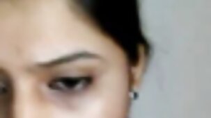 બાળકને બીપી ચિત્ર ગુજરાતી સોફા પર મૂકો.